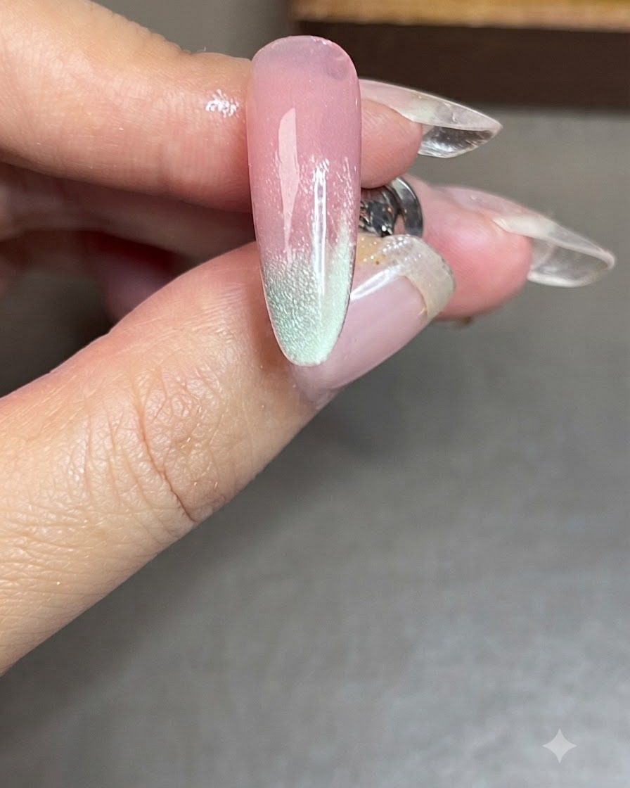 Ununghia con una striscia laterale cat-eye blu rifinita dopo essere stata polimerizzata sotto una lampada.