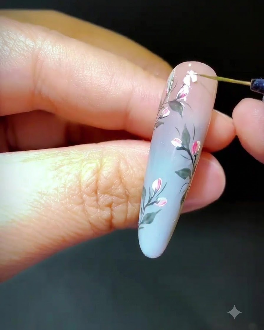 Uno strumento che posiziona frammenti di conchiglia frantumata su gel umido per formare un design floreale.