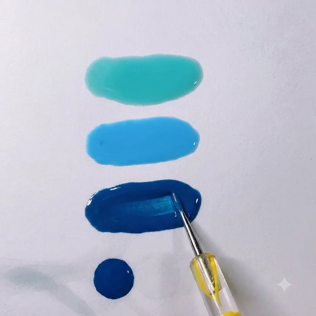 Una pozza liscia e oblunga di gel grigio fumo ghiacciato e traslucido su una tavolozza bianca con uno strumento di miscelazione.