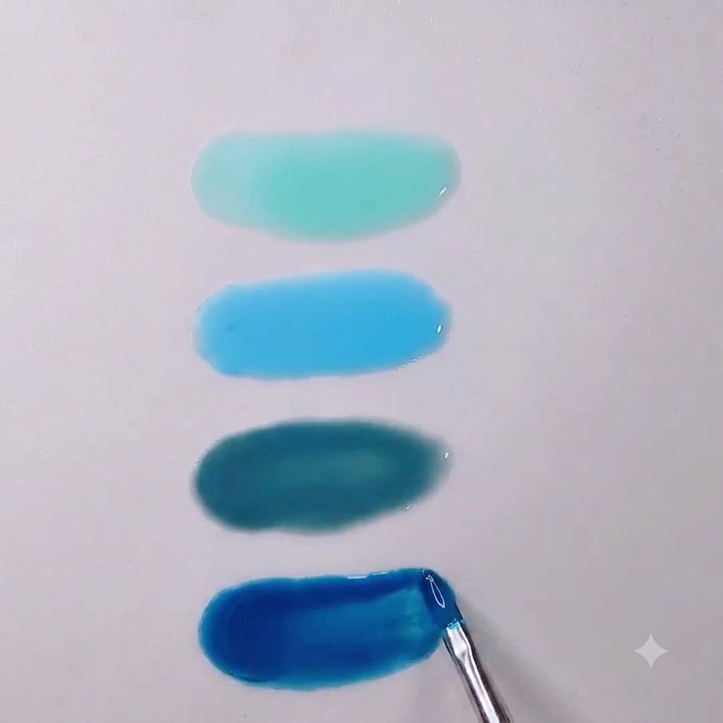Primo piano di un pennello per unghie che livella i bordi di una profonda pozza di gel traslucido blu Morandi.
