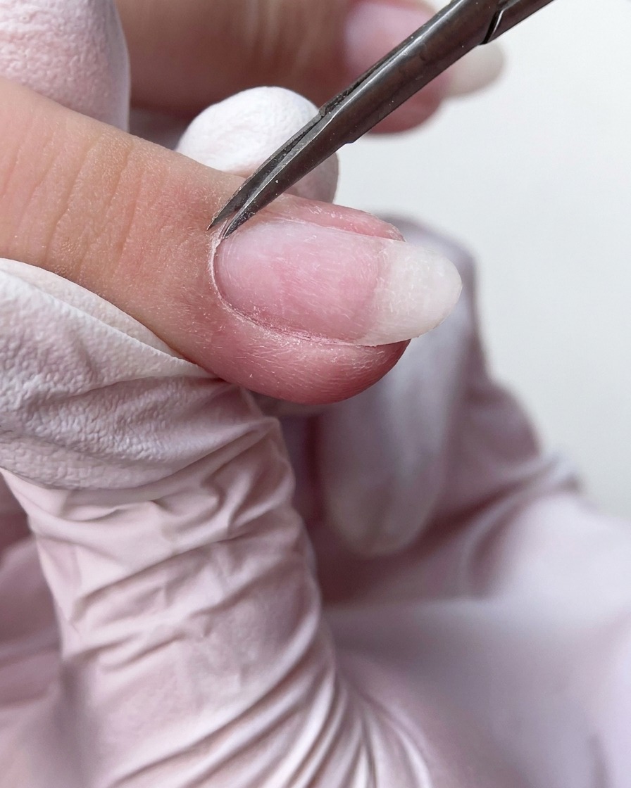 Forbici per manicure fini che tagliano accuratamente il tessuto morto in eccesso delle cuticole alla base dellunghia.