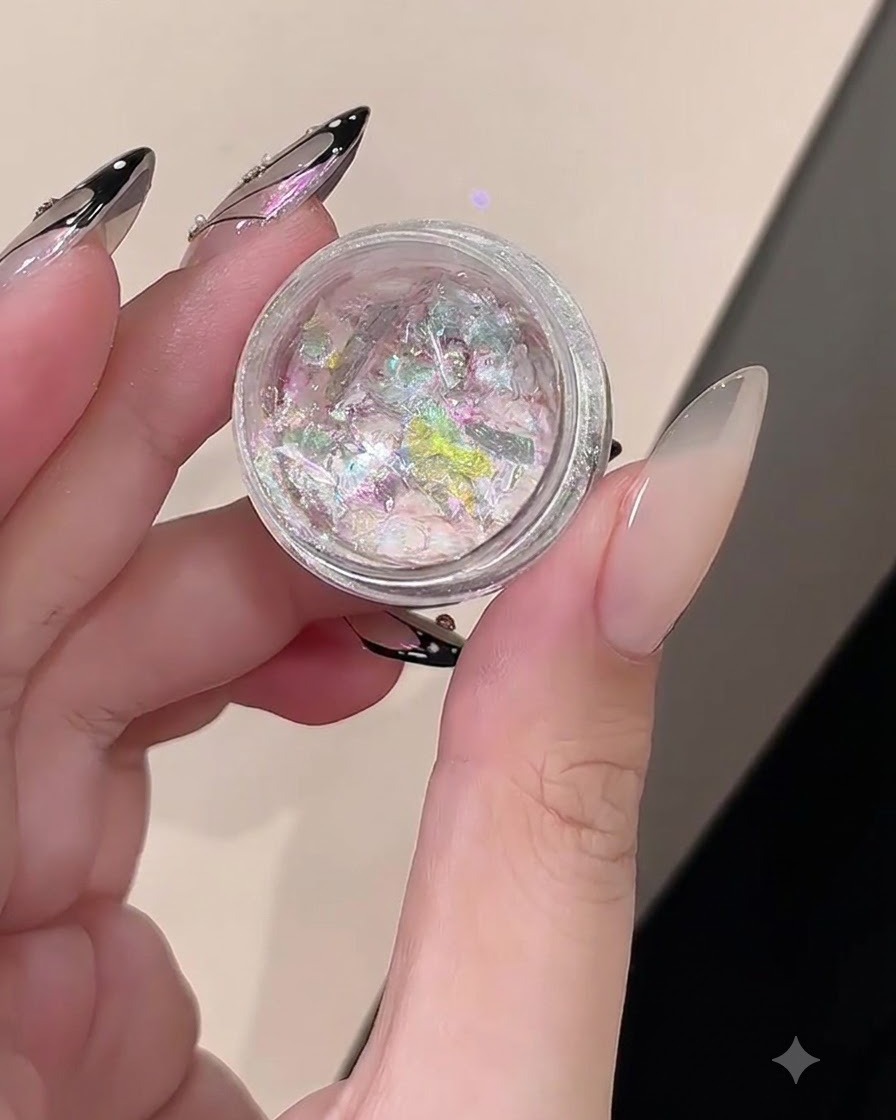 Un barattolo contenente scaglie di opal riflettenti rosa e viola.