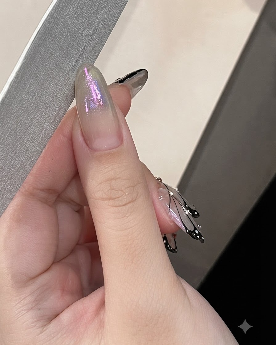Una mano che utilizza una lima per unghie lungo il bordo laterale di ununghia a mandorla.