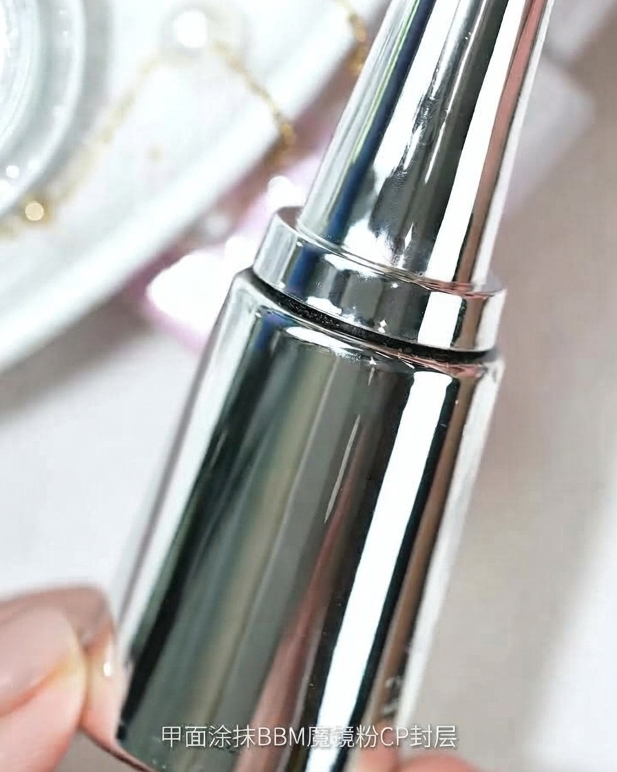 Un primo piano di un flacone con tappo argento che rappresenta il Top Coat BBM Magic Mirror Powder CP.