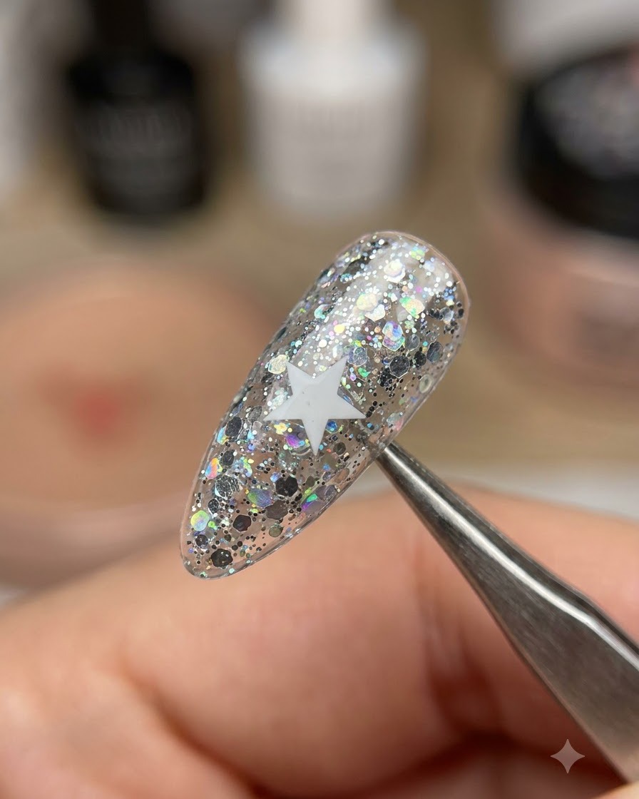 Una pinzetta solleva un adesivo a stella bianca da unghie con glitter brillanti.