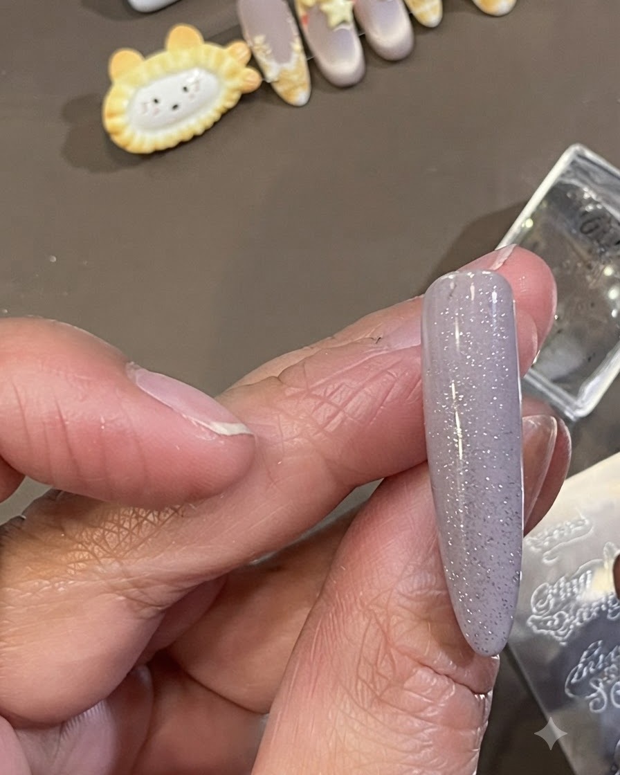 Un piccolo pennello per la pulizia rimuove lo smalto da stamping scuro in eccesso dalla pelle che circonda il lato di ununghia manicurata.