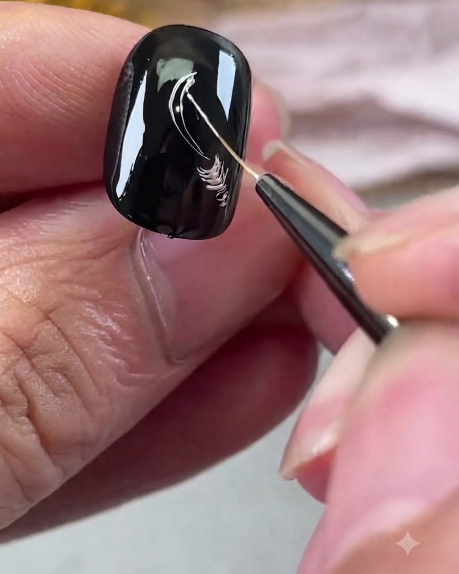 Un pennello liner che disegna contorni metallizzati dei petali su ununghia in gel nera.