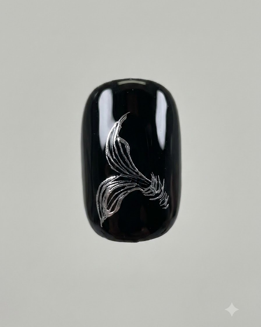 Il primo livello di tre petali in argento completato su una base gel nera.