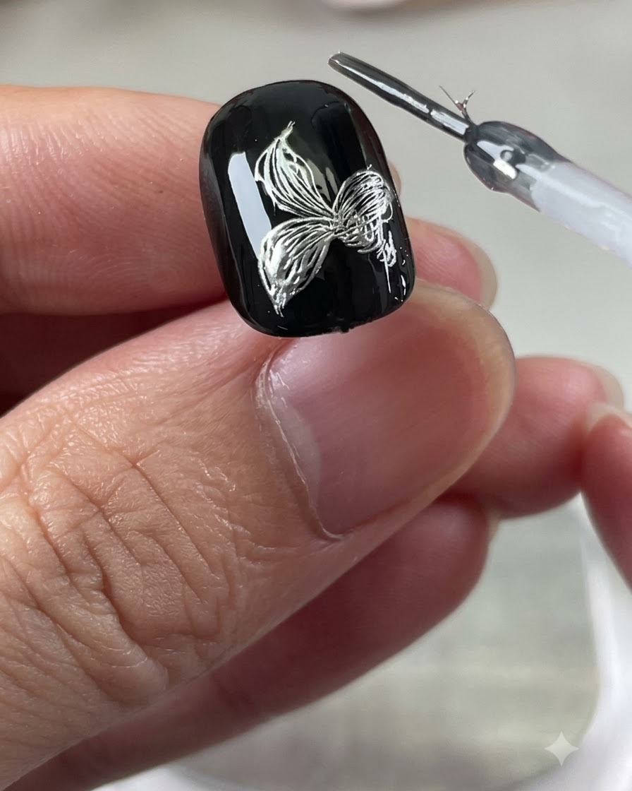 Dettaglio di un giglio argento con sei petali disegnato su sfondo nero.