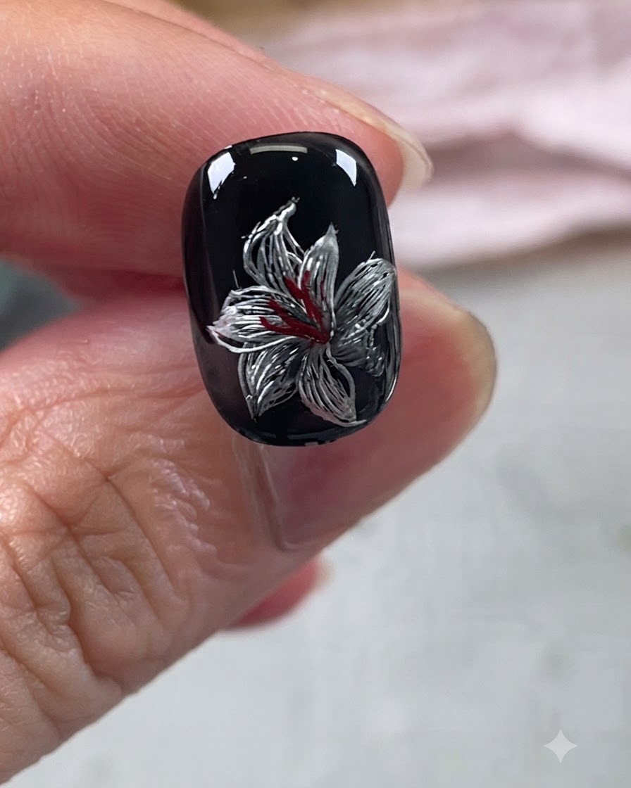 Il design ultimato del giglio metallizzato sigillato da un top coat lucido.