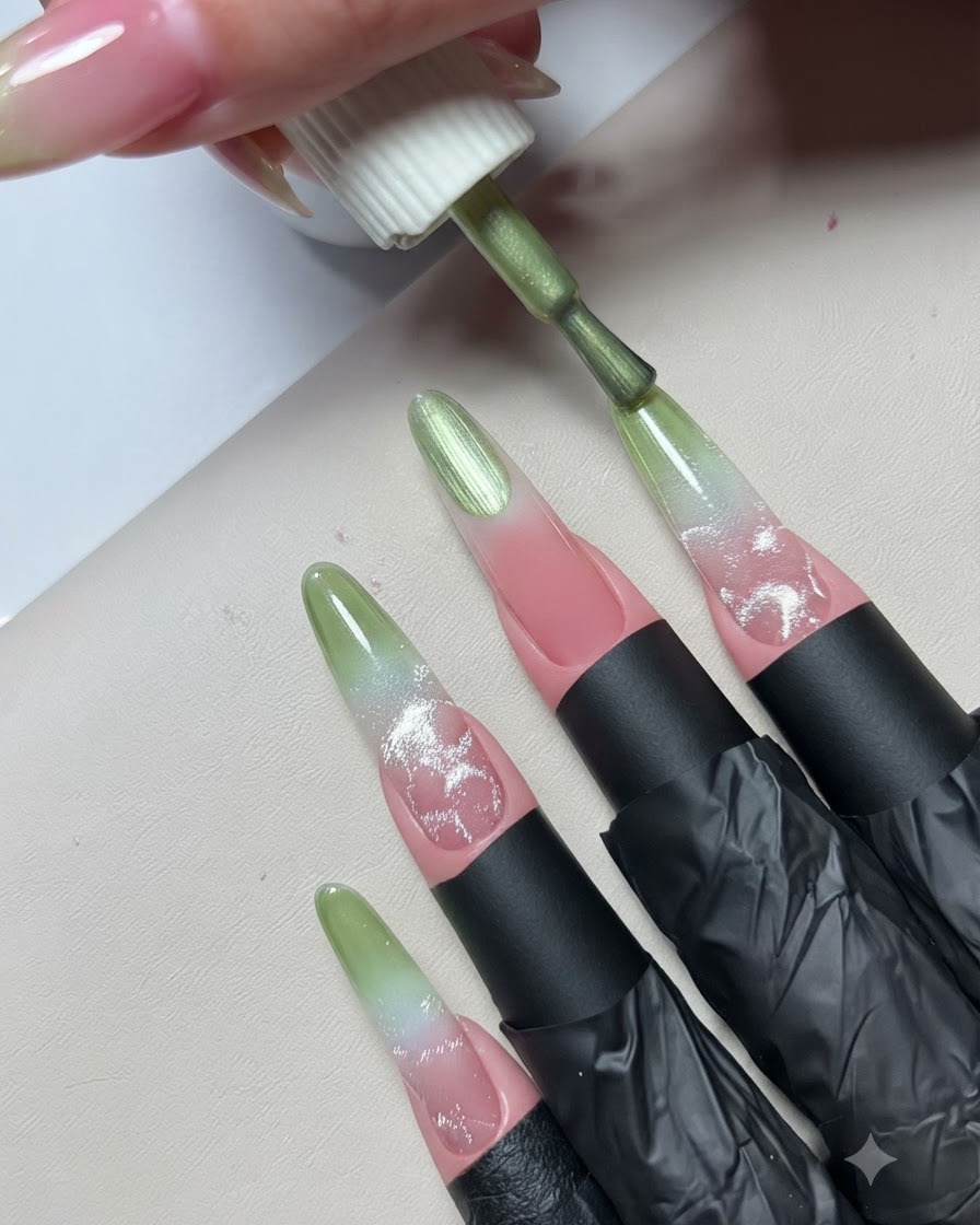 Un pennello da smalto gel che applica uno strato di smalto verde vibrante sul margine libero di una tip di pratica.